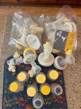 Medela Breast Pump Accessories Set in Yellow and Clear